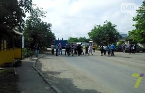 Протест под Одессой: жители Усатово требуют отремонтировать дороги