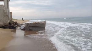 Дачу бывшего главного пограничника на берегу моря в Одесской области смыло штормом (ВИДЕО)