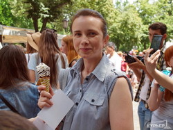 Холодный рекорд: в Одессе одновременно съели тысячу порций мороженого (ФОТО)