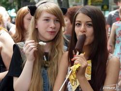 Холодный рекорд: в Одессе одновременно съели тысячу порций мороженого (ФОТО)