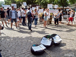 Одесситы прошли маршем против принимаемого с фальсификациями зонинга застройки города (ФОТО)