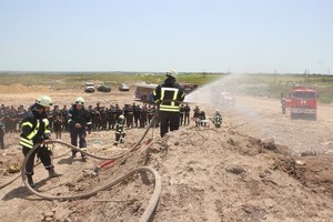 Одесские спасатели учились тушить пожар на главной городской свалке (ФОТО)