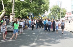 Протестующие против мэра Одессы перекрыли дороги в Аркадии (ФОТО)