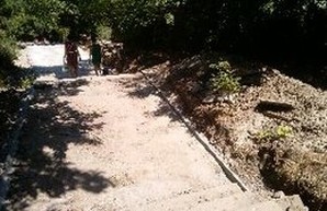 В разгар курортного сезона одесские коммунальщики ремонтируют лестницы к морю (ФОТО)