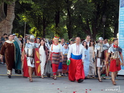 Одесский фестиваль фестивалей открылся парадом с рыцарями, легионерами и динозаврами (ФОТО, ВИДЕО)
