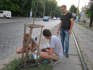 Одесситы спасают деревья на Французском бульваре от жары (ФОТО)