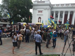 На антитрухановском майдане и во дворе одесской мэрии искали оружие (ФОТО)
