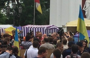 На антитрухановском майдане и во дворе одесской мэрии искали оружие (ФОТО)