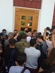 В Одессе под горсоветом драка: полиция пустила газ (ОБНОВЛЕНО, ФОТО)