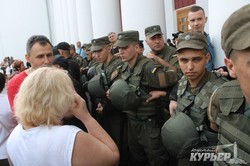 В Одессе под горсоветом драка: полиция пустила газ (ОБНОВЛЕНО, ФОТО)