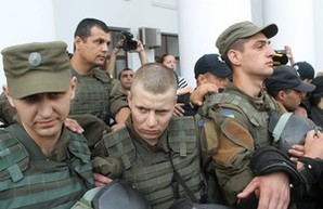 В Одессе под горсоветом драка: полиция пустила газ (ОБНОВЛЕНО, ФОТО)