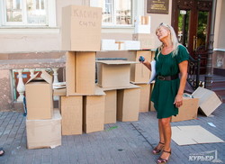 На день архитектора одесские активисты построили городок из картонных небоскребов "Касим-сити" (ФОТО)