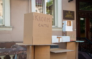 На день архитектора одесские активисты построили городок из картонных небоскребов "Касим-сити" (ФОТО)