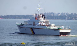 День ВМС в Одессе: в море возложили цветы (ФОТО)