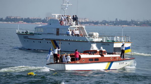 День ВМС в Одессе: в море возложили цветы (ФОТО)
