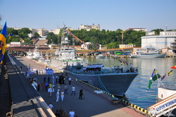 День ВМС в Одессе: утром на боевых кораблях подняли флаги (ФОТО)