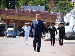 Президент в Одессе произвел главкома ВМС в вице-адмиралы и дал новые имена боевым кораблям (ФОТО, ВИДЕО)