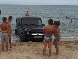 Одессит на "Гелендвагене" припарковался в море (ФОТО)