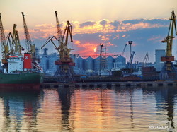 Вечерняя Одесса: вид с моря на маяк, Ланжерон и высотки (ФОТО, ВИДЕО)