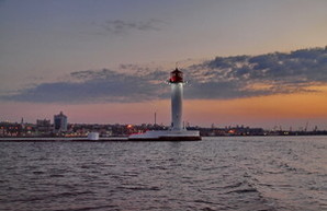 Вечерняя Одесса: вид с моря на маяк, Ланжерон и высотки (ФОТО, ВИДЕО)