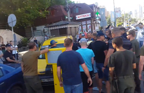В одесской Аркадии активисты "ДК" устроили драку с охраной платной парковки (ВИДЕО)