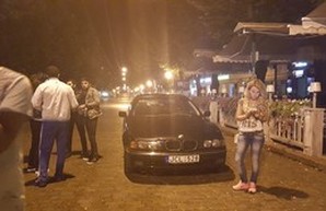 В Одессе азербайджанцы на BMW гоняли по пешеходной Дерибасовской, "катая" людей на капоте (ФОТО)