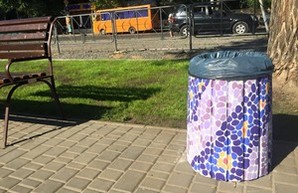 Студенты художественного училища разукрасили урны в Одессе