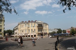 На Греческой площади готовят фундамент для памятника знаменитому одесскому градоначальнику (ФОТО)