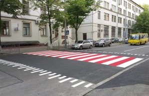В Одессе сделали первый пешеходный переход на уровне тротуара