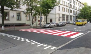 В Одессе сделали первый пешеходный переход на уровне тротуара