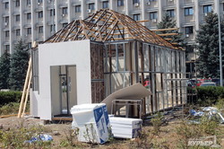 Площадь у Одесской обладминистрации "украсили" будкой-МАФом, в которой обещают сделать ЗАГС (ФОТО)