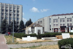 Площадь у Одесской обладминистрации "украсили" будкой-МАФом, в которой обещают сделать ЗАГС (ФОТО)