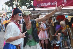 Одесские театралы прошли по Дерибасовской в честь юбилея Музкомедии (ФОТО)