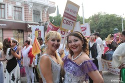 Одесские театралы прошли по Дерибасовской в честь юбилея Музкомедии (ФОТО)