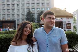 В первый день работы одесского ЗАГСа-хатынки от Саакашвили поженились три пары новобрачных (ФОТО)