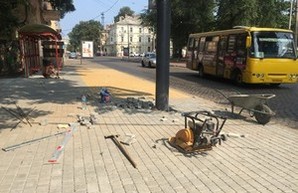 В центре Одессы ремонтируют тротуар