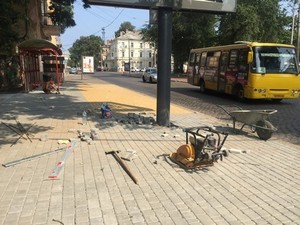 В центре Одессы ремонтируют тротуар