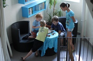 В Одессе устроили мини-библиотеку в парадной обычной многоэтажки (ФОТО)