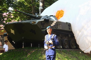 В Одессе ко дню ВДВ открыли памятник десантникам в виде бронемашины (ФОТО)