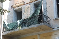 Памятник архитектуры в центре Одессы "реставрируют" вбиванием стальных свай (ФОТО)