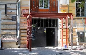 Памятник архитектуры в центре Одессы "реставрируют" вбиванием стальных свай (ФОТО)