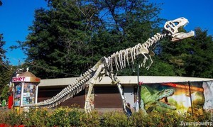 В одесском парке установили статую тираннозавра