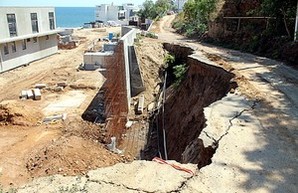 Оползень в Аркадии: мэрия подает в суд на незаконного застройщика (ФОТО)