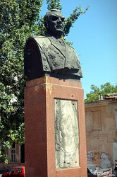 В Одессе вандалы повредили памятник маршалу  Малиновскому (ФОТО)