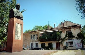 В Одессе вандалы повредили памятник маршалу  Малиновскому (ФОТО)