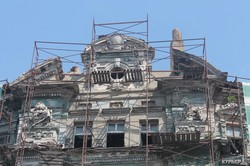 Дом Руссова в центре Одессы снова закрыли тканью (ФОТО)
