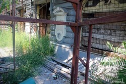 Дом Руссова в центре Одессы снова закрыли тканью (ФОТО)