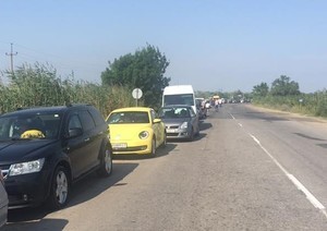 На границе с Молдовой у КПП "Маяки" огромные очереди