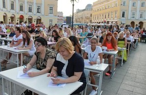 Более 120 одесситов писали диктант по украинскому языку у Дюка (ФОТО)