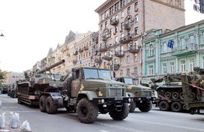 На Крещатике выстроилась боевая техника в преддверии парада (ФОТО)